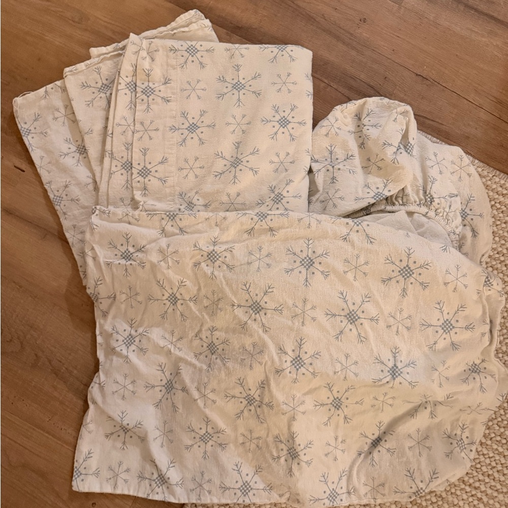 Snowflake Patterned Cream Bedding Set